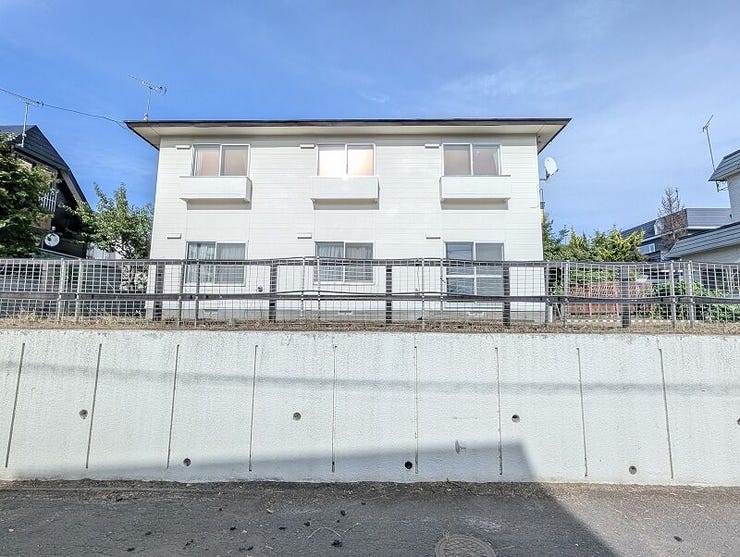 【外観】
穏やかな光に包まれる洗練された外観デザイン。周辺の街並みと調和しながらも、確かな存在感を放つ住まいです。駐車スペースやゆとりある敷地設計で、毎日の暮らし心地を高めてくれます。