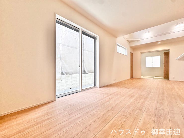 ■安らぎと笑顔の中心地■陽光が優しく降り注ぎ、会話が自然と弾む。ここでは、毎日が特別な時間へと変わります。