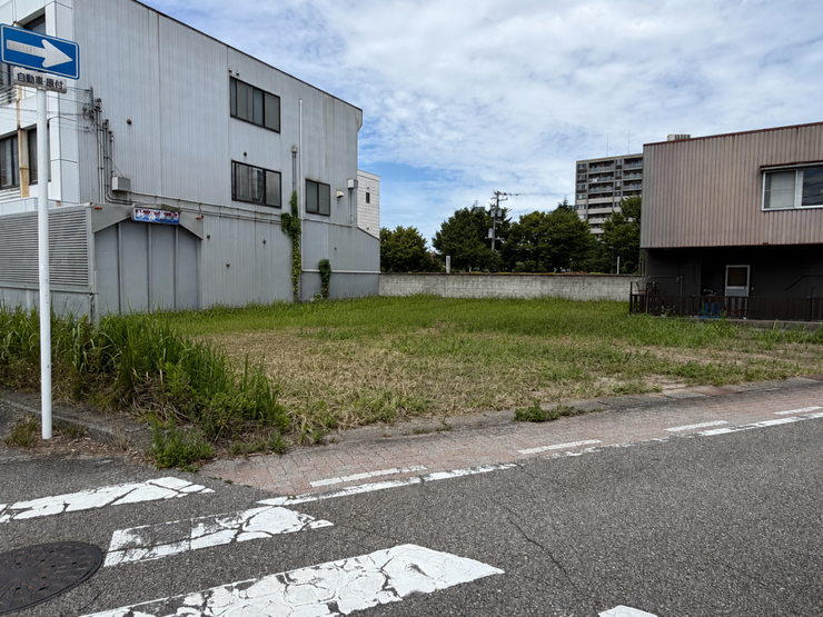 *南東から*
駐車スペースも十分とれます!