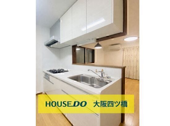 【キッチン】
白を基調とした清潔感あるキッチン。広めのワークトップと収納が使いやすいのが特長です。
※家具消しの画像修正を行っています。