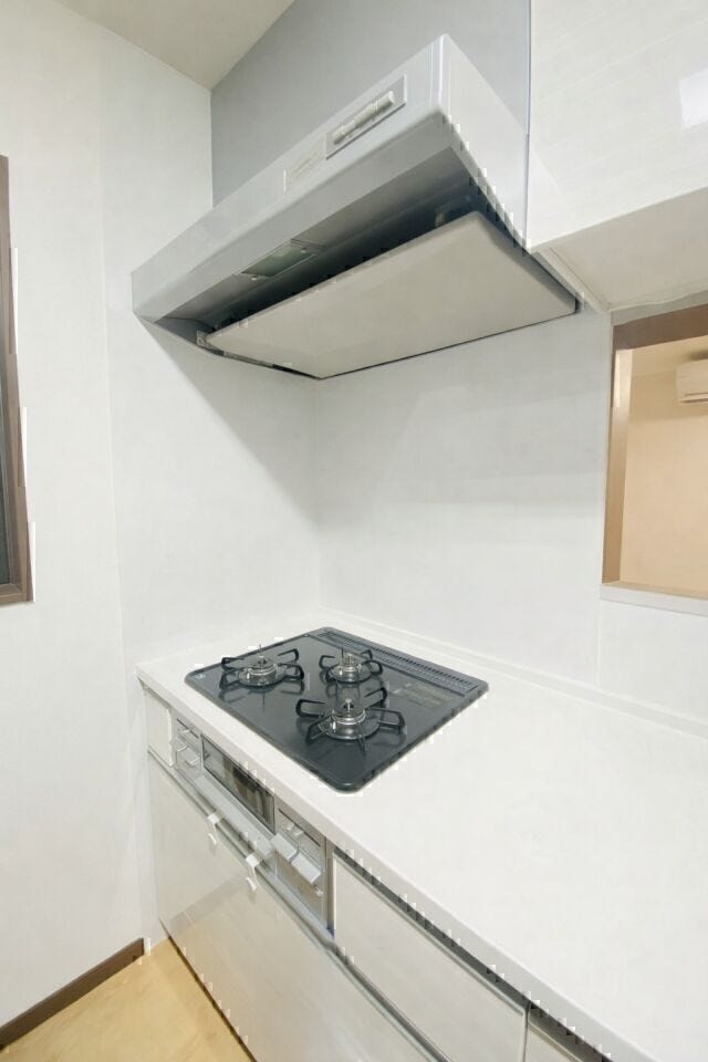 広めの作業スペースで調理が進めやすいつくり★
すっきりまとまった設備でキッチンワークが快適になります!
※家具消しの画像修正を行っています。