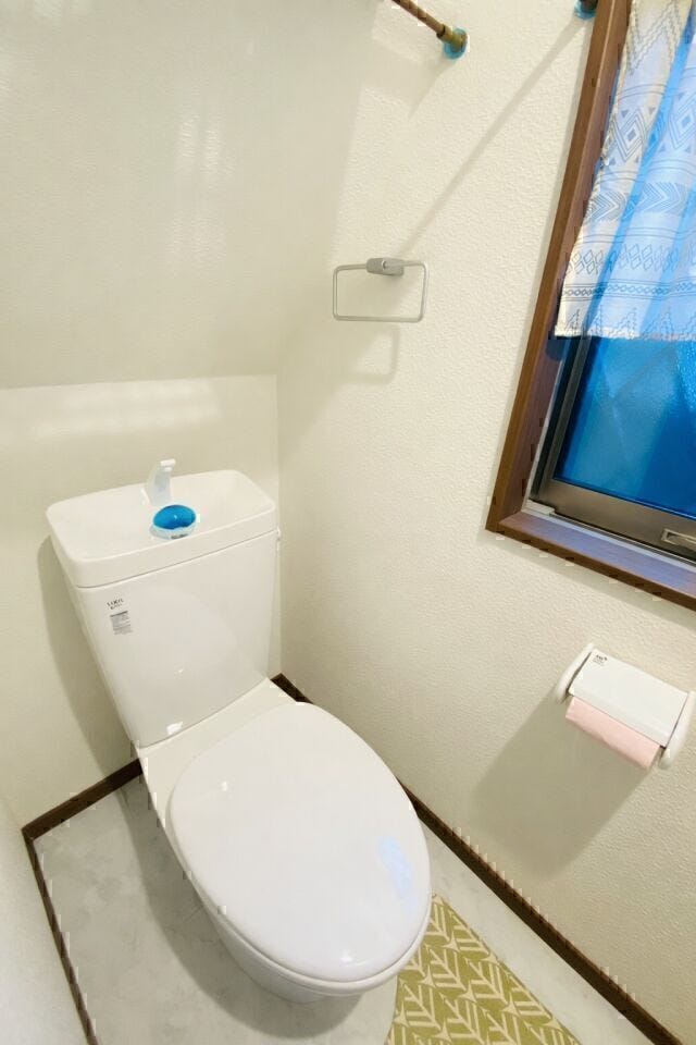 小窓で換気しやすく、気持ちよく使えるトイレ☆
※家具消しの画像修正を行っています。