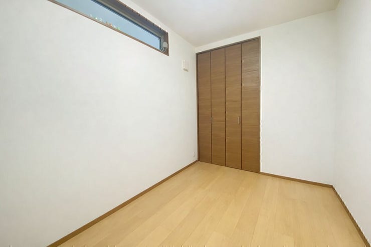 クローゼット付きで日常の収納がしやすく、すっきり使える一室☆
※家具消しの画像修正を行っています。