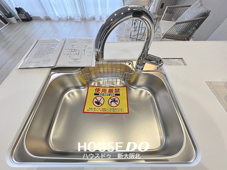 ■高級感のあるグースネック水栓を採用したシンクです!
■シャワーホース付きなので、シンクの隅々まで洗い流すことができお掃除も捗ります!