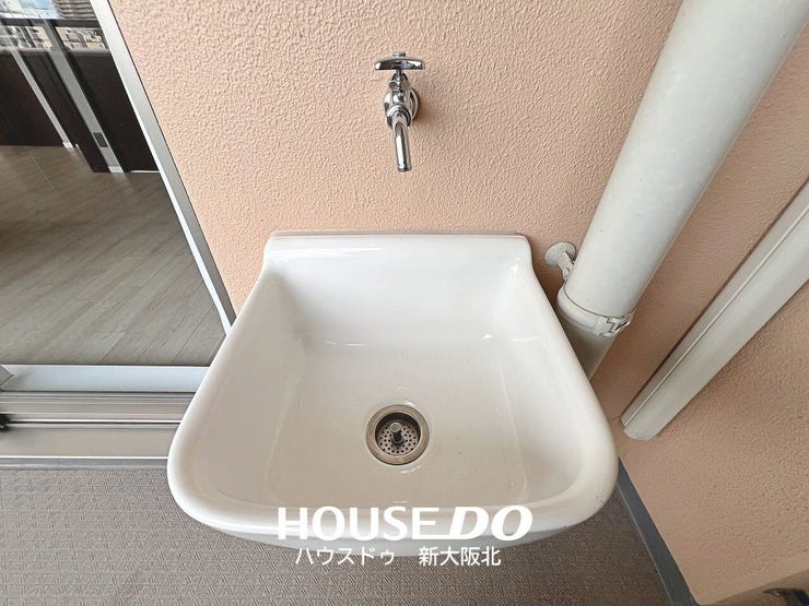 ■バルコニーにはスロップシンクがあるため、ペットの足洗い場にしても良し、ガーデニングやお掃除等にも活躍しますよ!