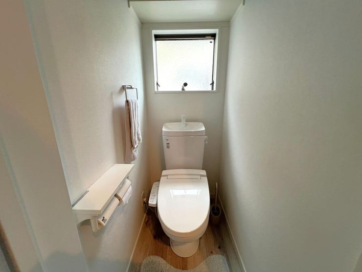 ◇窓付きで自然光を取り込める、明るく清潔感のあるトイレ♪
トイレは1階2階それぞれにあり、朝の忙しい時間帯や来客時なども安心です。
