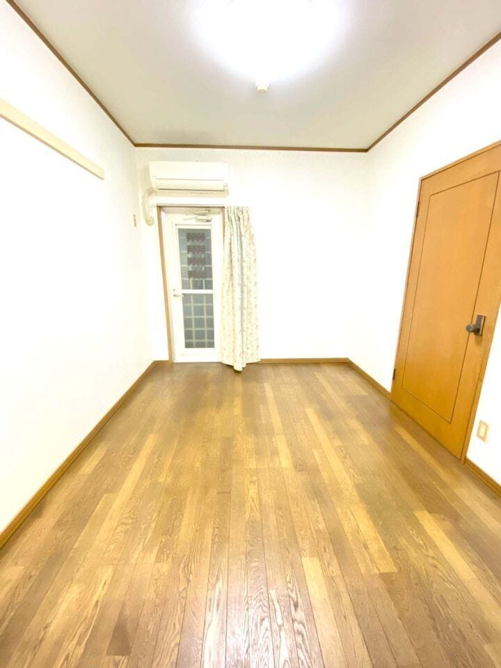 玄関隣の洋室♪バルコニーへも出られます♪