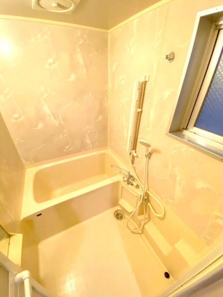 浴室にはミストシャワーを設置しています♪窓があり換気もできます♪