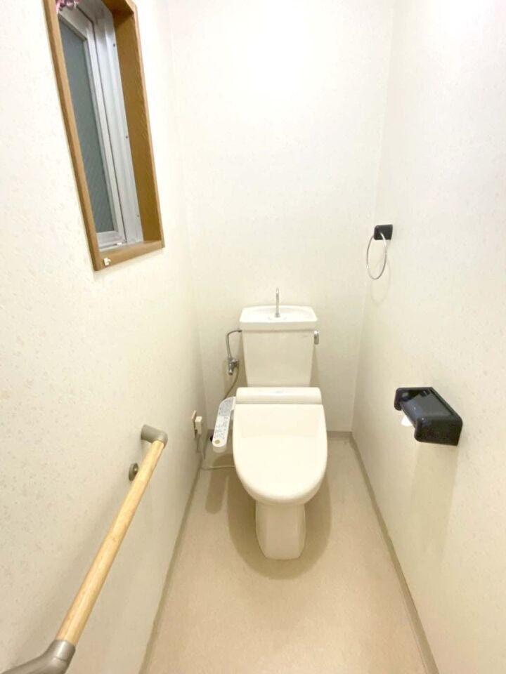 温水洗浄暖房便座♪トイレにも窓があります♪