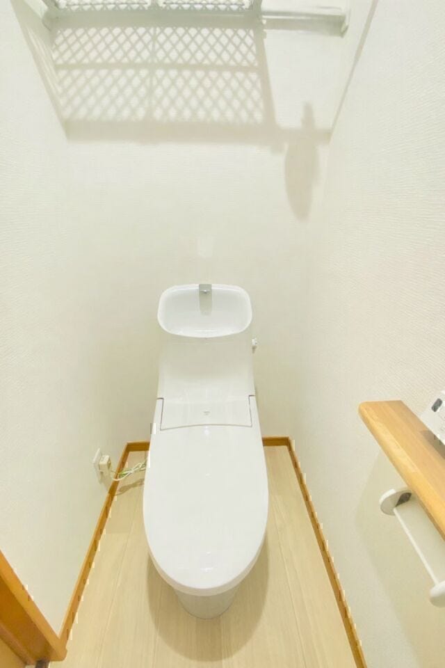 明るい印象で清潔感を保ちやすいお手洗い。
2カ所にあるので朝の身支度時もストレスフリーに◎
※AIによる家具消し修正を行っています。