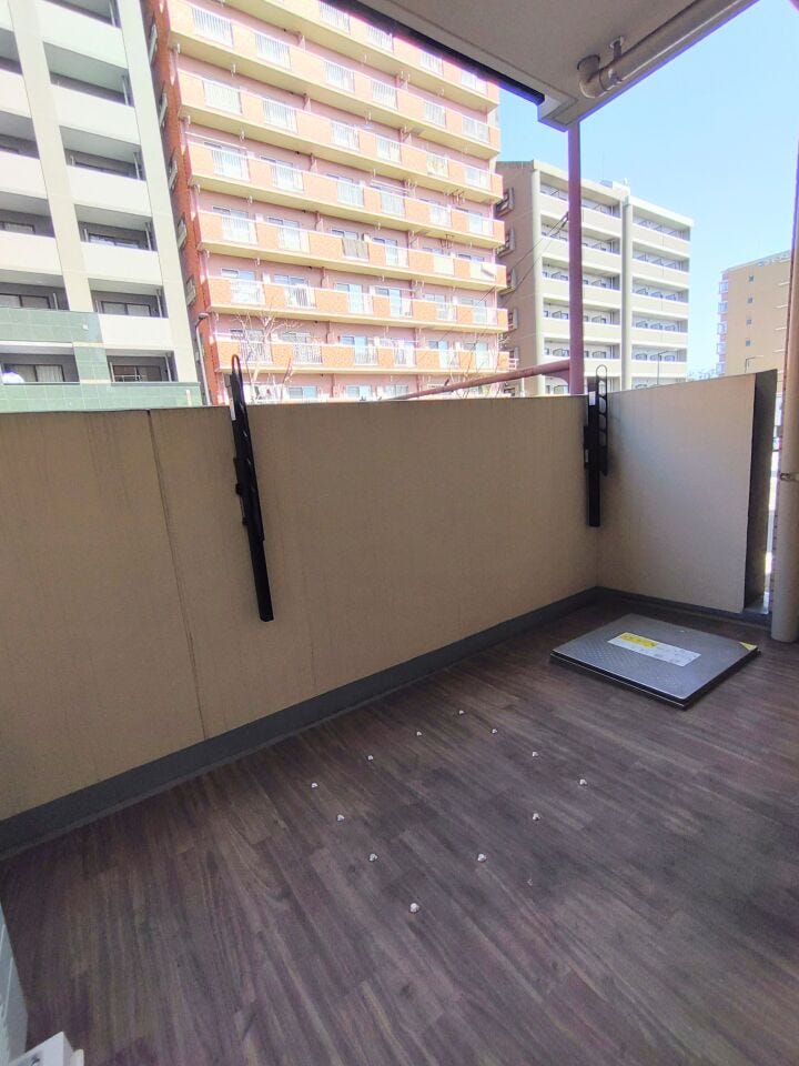 木目の床がナチュラルな印象のバルコニーです