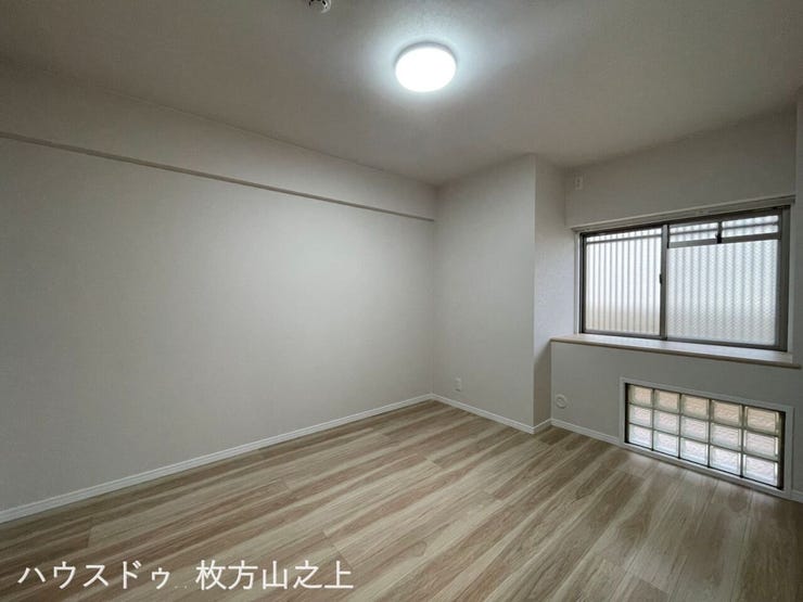 上下に窓が設けられた印象的な洋室♪一般的なマンションとはひと味違う空間です
