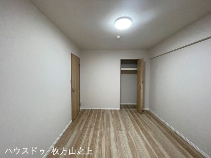 縦長の空間を活かしてベッドとデスクを分けて配置しやすい洋室♪収納も備えています