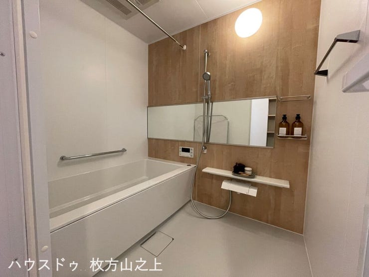 木目調パネルがアクセントの浴室♪一日の終わりにゆっくり寛げる落ち着いた空間です