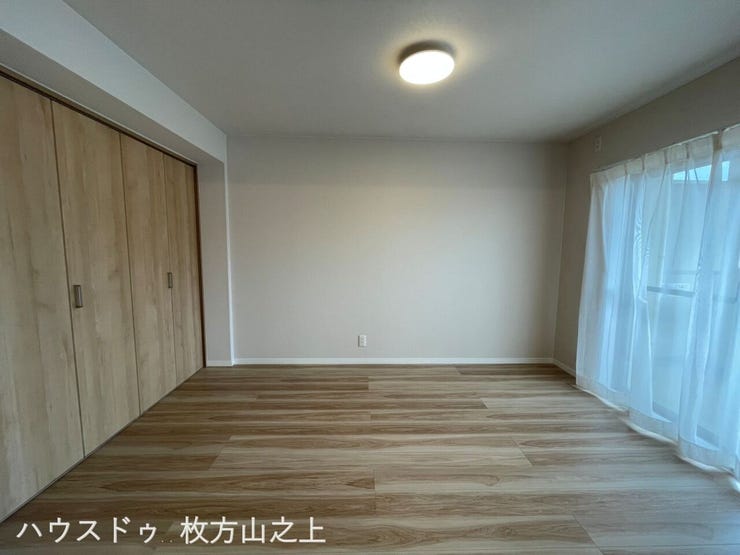 バルコニーに面した洋室♪窓から自然光が入り、明るさを感じられる一室です