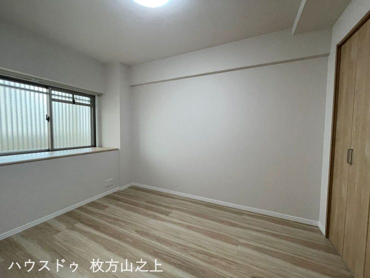 腰高窓だから壁面を家具配置に活かしやすい♪ベッドやデスクのレイアウトもしやすい洋室