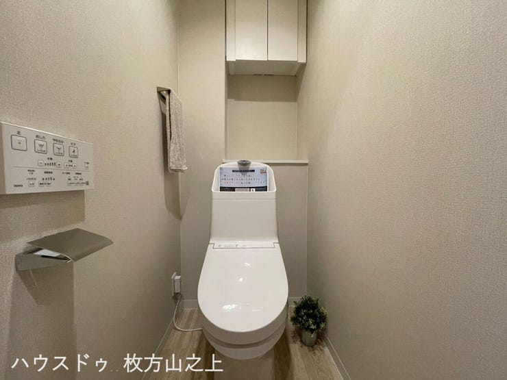 操作パネルを壁面にまとめたすっきりとしたトイレ♪上部には収納も備えています