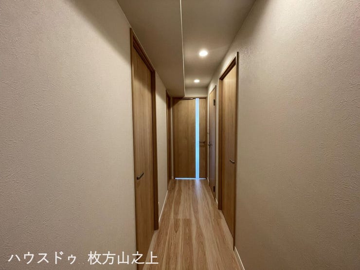 各居室へつながる廊下もリノベーションで統一感のある内装に仕上がっています