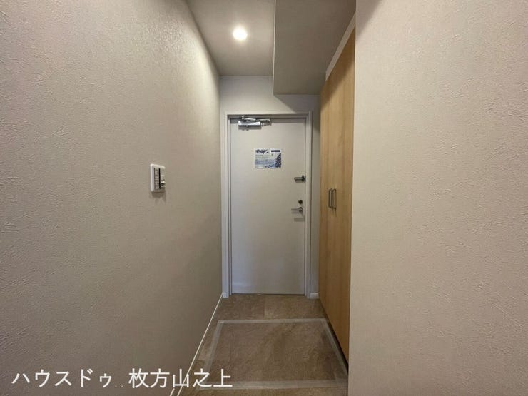 室内へ続くすっきりとした玄関♪帰宅した瞬間からリノベーションの統一感を感じられます