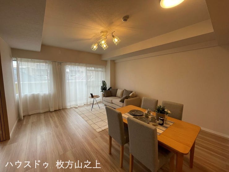 食卓からリビングまでひと続きに見渡せ、家族の気配を感じながら過ごせるLDK♪