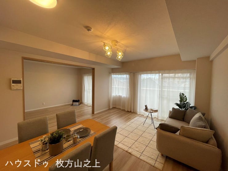 大きな窓から光を取り込むLDK♪ダイニングとリビングを分けて家具を配置しやすい間取りです