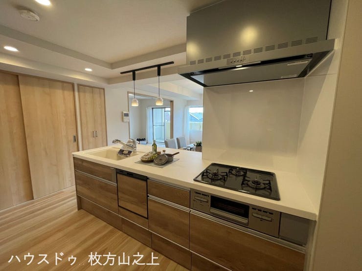 木目調で統一されたキッチン♪生活感が出やすい設備もすっきりまとまったデザインです
