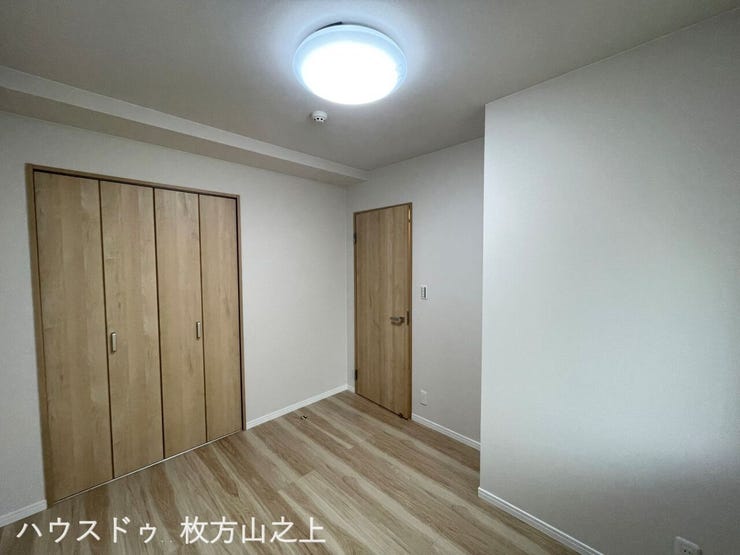 出入口と収納がまとまり、居住スペースを確保しやすい形状♪家具配置を考えやすい一室です