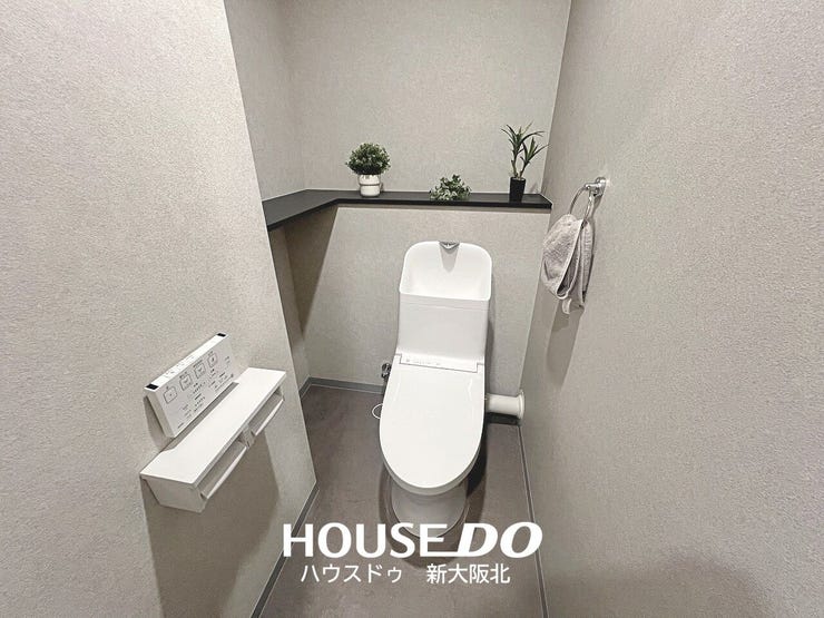 ■嬉しいウォシュレット機能付きトイレ!
■トイレの後ろには少しスペースがあるので、掃除用具やサニタリーボックスを置いておくことができます!