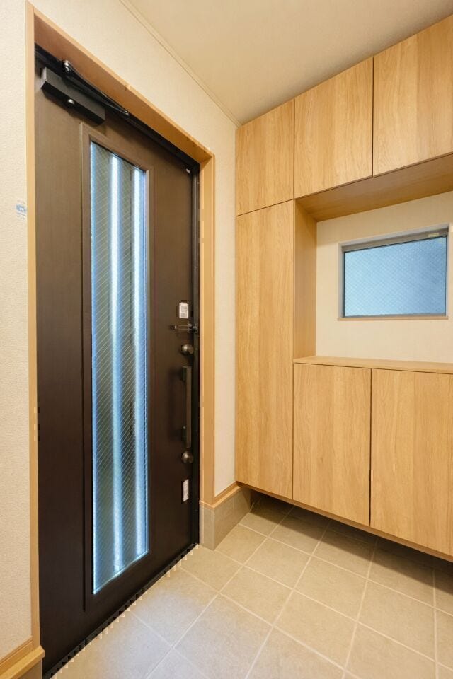 明るい採光と大容量の玄関収納が魅力。すっきり片付き、帰宅時も心地よい空間を保てる玄関☆
※AIによる空室修正をしております。