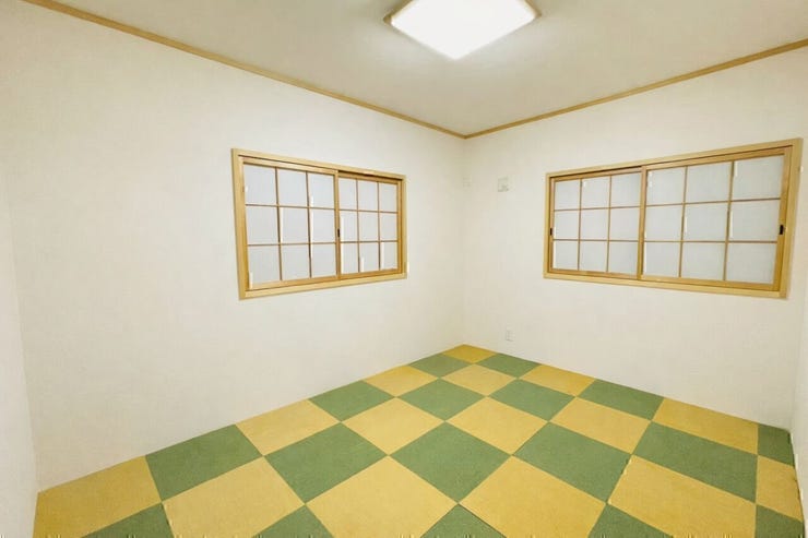 障子から柔らかな光が入る心地よい和室。客間にも子どもの遊び場にも使える落ち着いた空間♪
※AIによる空室修正をしております。