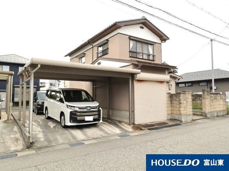 【外観】
インナーガレージ、カーポート2台分を含め計4台分の駐車が可能◎