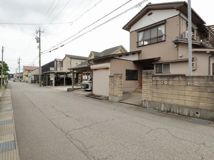 道路の幅員も約6.2mあるので落ち着いて駐車ができます◎