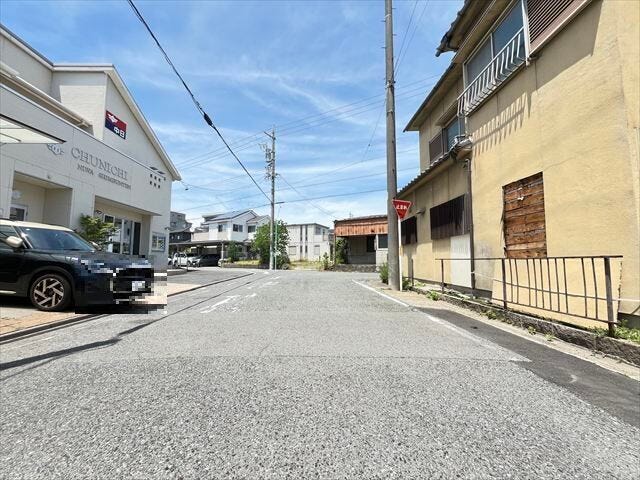 幅員約7m以上の前面道路です。車の出し入れもしやすく、また配達などの車が停まっていても通行出来る道幅となっています。