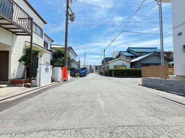 車が余裕を持ってすれ違うことが出来る道幅です。車の出し入れも余裕を持って行うことが出来ます。