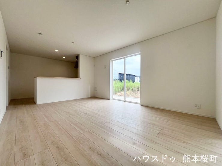 ■安らぎと笑顔の中心地■陽光が優しく降り注ぎ、会話が自然と弾む。ここでは、毎日が特別な時間へと変わります。