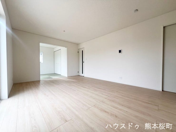 ■安らぎと笑顔の中心地■陽光が優しく降り注ぎ、会話が自然と弾む。ここでは、毎日が特別な時間へと変わります。