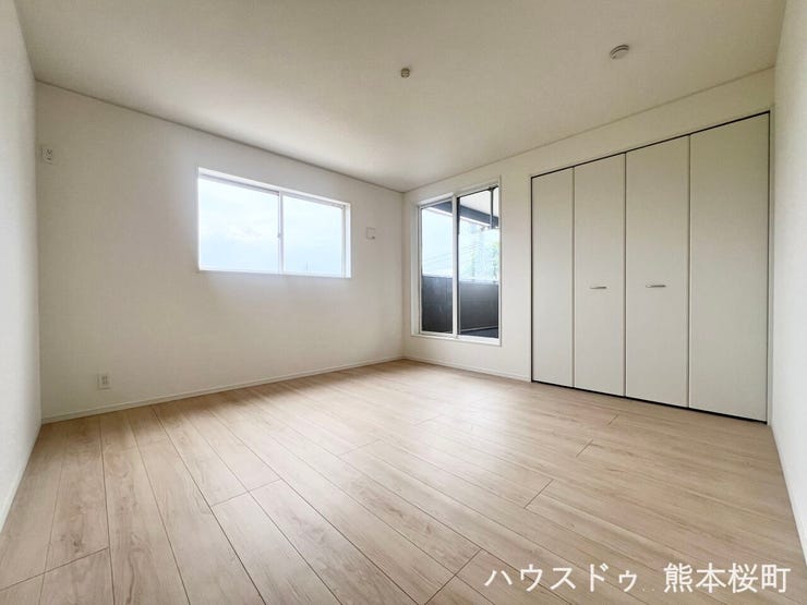 ■2階8帖洋室■寝室、書斎、趣味の部屋。家族の成長やライフスタイルに合わせ、様々な使い方ができる快適な空間です。