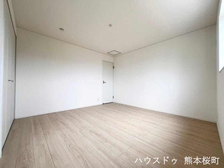 ■2階8帖洋室■寝室、書斎、趣味の部屋。家族の成長やライフスタイルに合わせ、様々な使い方ができる快適な空間です。