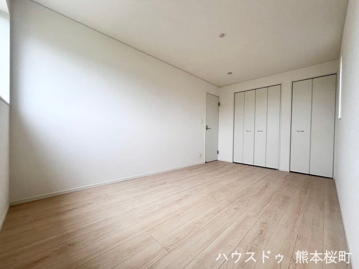 ■2階7.5帖洋室■寝室、書斎、趣味の部屋。家族の成長やライフスタイルに合わせ、様々な使い方ができる快適な空間です。