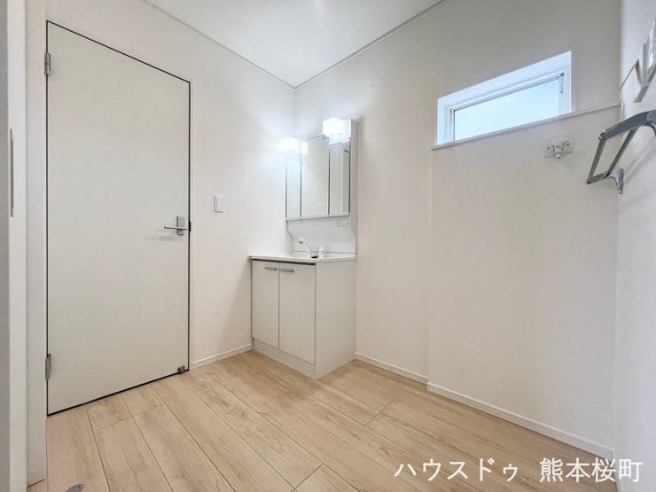 ■清々しいリフレッシュ空間■自分を磨き、気持ちを切り替える。心地よい光が差し込むプライベートスペース。