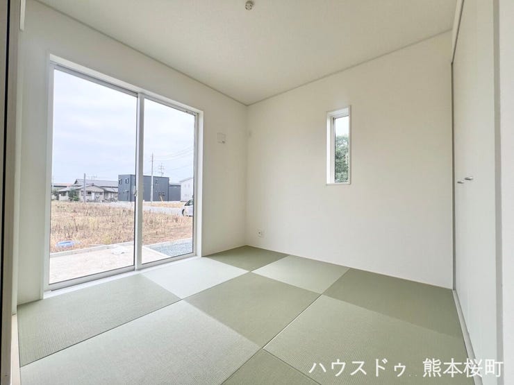 ■1階4.5帖和室■ゲストをもてなし、昼寝や家事にも使える、畳のぬくもりが心地よい多目的万能スペース。