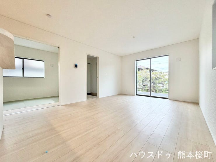 ■安らぎと笑顔の中心地■陽光が優しく降り注ぎ、会話が自然と弾む。ここでは、毎日が特別な時間へと変わります。