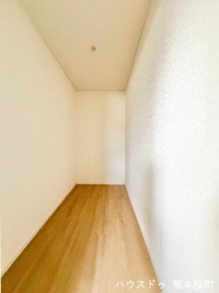 ■2階7.5帖洋室WIC■衣類から小物まで一ヶ所に集約。整理整頓がしやすく、毎日のコーディネートが楽しくなるゆとりの収納です。