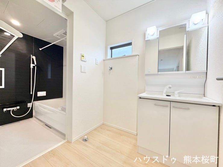 ■清々しいリフレッシュ空間■自分を磨き、気持ちを切り替える。心地よい光が差し込むプライベートスペース。