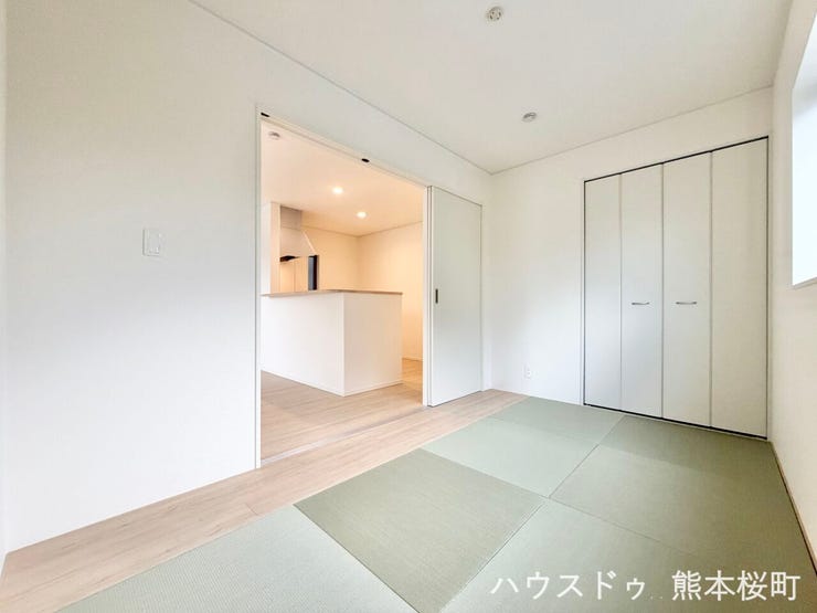 ■1階5帖和室■ゲストをもてなし、昼寝や家事にも使える、畳のぬくもりが心地よい多目的万能スペース。