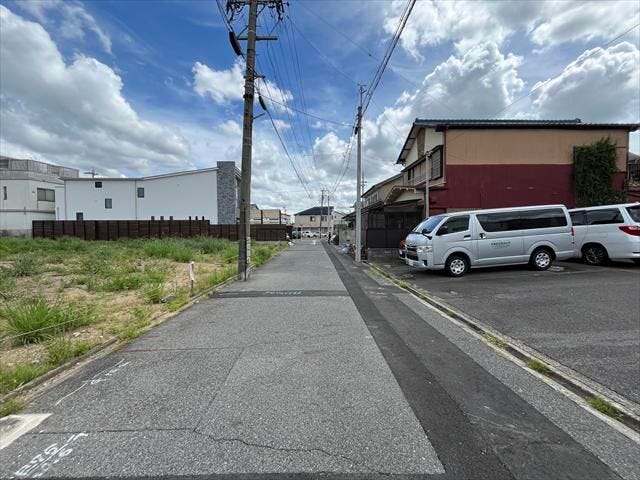 幅員約5.4mの南側前面道路です。東方面への一方通行ということもあり、車の通りも多くなく駐車がしやすいです。