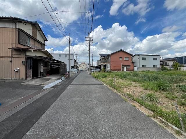 ゆったりしていますので、落ち着いて駐車できます。
交通量も少なく子育てに安心です。