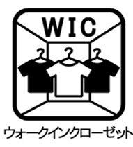 ウォークインクローゼットは衣類をまとめて収納できるので管理がしやすいです。季節物の服やカバン、スーツケースまで1ヶ所にスッキリ収まるため、衣替えの手間が省け、毎日の身支度もスムーズになります。