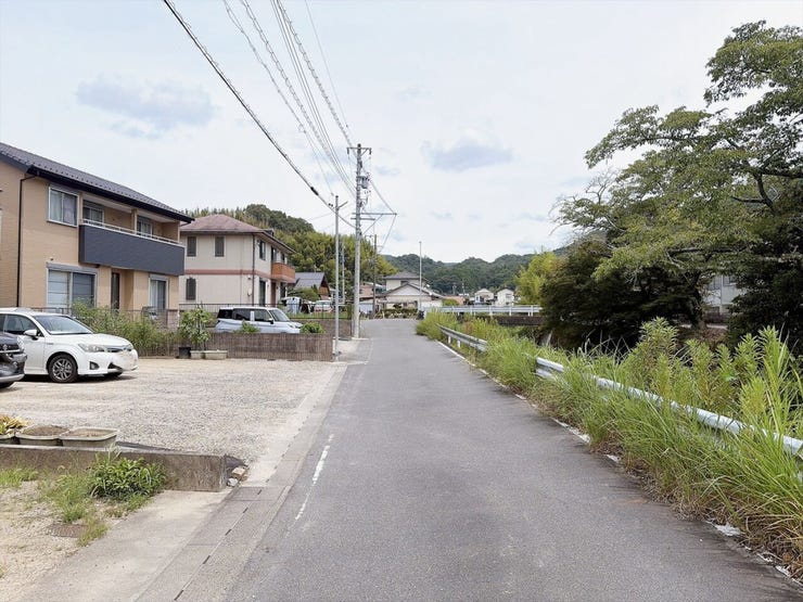 【LDKはゆとりのある広々約26帖】小学校徒歩約5分と通学便利!食洗機や室内物干付き!駐車場3台以上