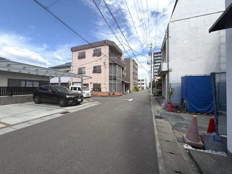 小学校徒歩2分!お子様の通学にも安心!